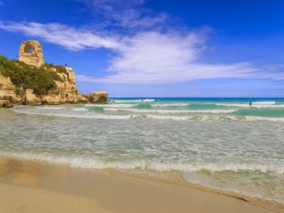 Spiaggia di Torre dell'Orso con sabbia dorata e i faraglioni Le Due Sorelle, icona della costa Salentina