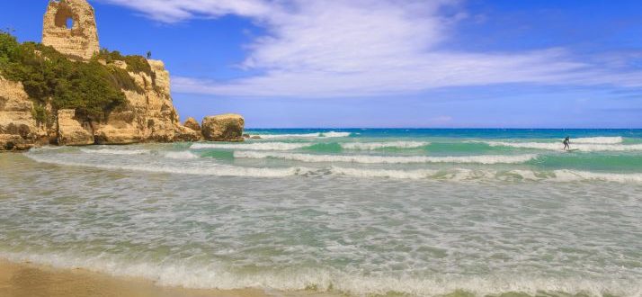 Spiaggia di Torre dell'Orso con sabbia dorata e i faraglioni Le Due Sorelle, icona della costa Salentina